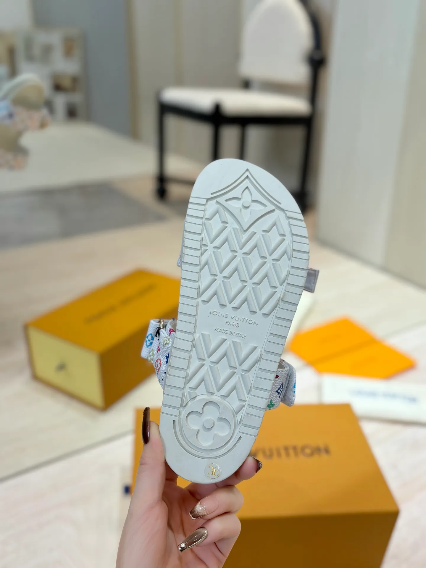 👟👟Ex-factory price 400👟👟 LV 2025 spring and summer new products 🥰 Popular LV donkey brand counters Embossed logo embossed sandals This Pool Pillow Comfort flat sandals are made of technical fabrics and use high-frequency embossing technology to reinterpret the Monogram pattern. Soft padded upper with adjustable Velcro, comfortable and tough insole adds harmonious colors 👍New hard goods, purchasing agent level! Full of high-end feel! A popular model among bloggers at home and abroad, it’s retro and fashionable and looks amazing on your feet! The official website's main recommendation 👍👍 ✅ Upper: waterproof special original fabric ✅ Inner lining: imported mixed sheepskin ✅ Outsole: original molded foam outsole ✅ Number of sizes: women's size 35-45 (women's size 41 men's 38.45, custom-made, non-refundable) ✅ Packaging: full set of drawer boxes ​